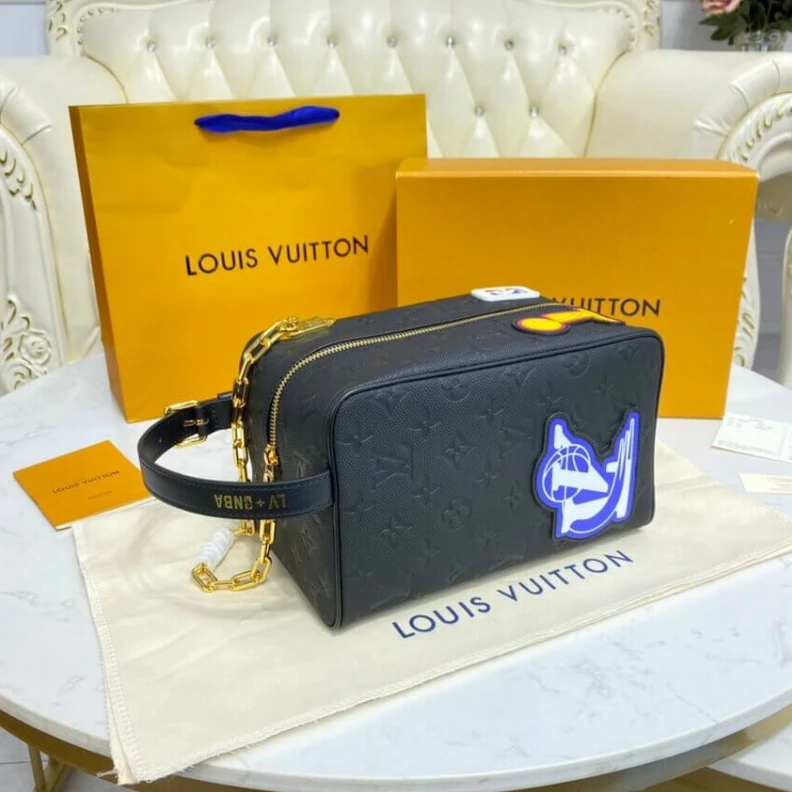 Mythick ru Cowhidele Louis Vuitton LVxNBA Cloakroom Dopp Kit Black