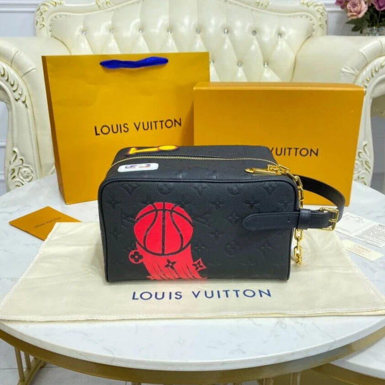 Mythick ru Cowhidele Louis Vuitton LVxNBA Cloakroom Dopp Kit Black