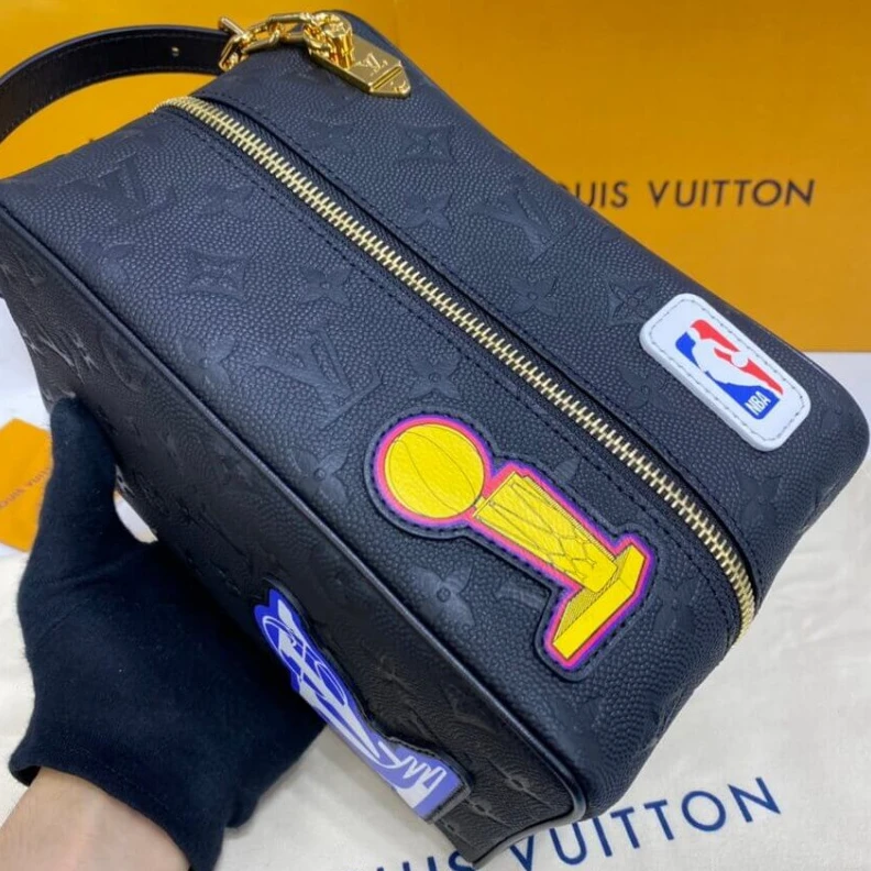 Mythick ru Cowhidele Louis Vuitton LVxNBA Cloakroom Dopp Kit Black