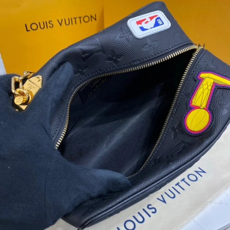 Mythick ru Cowhidele Louis Vuitton LVxNBA Cloakroom Dopp Kit Black