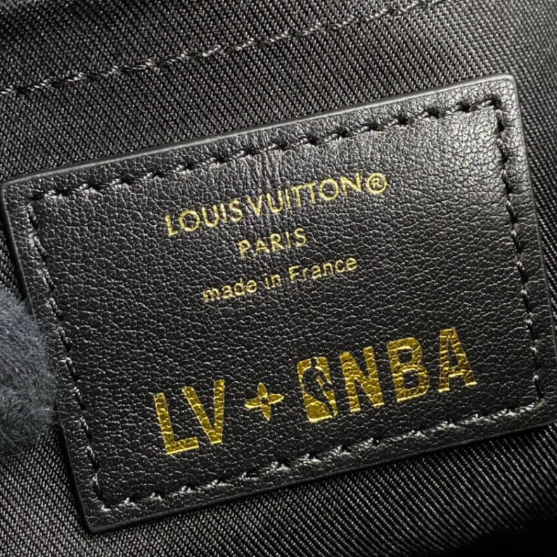Mythick ru Cowhidele Louis Vuitton LVxNBA Cloakroom Dopp Kit Black