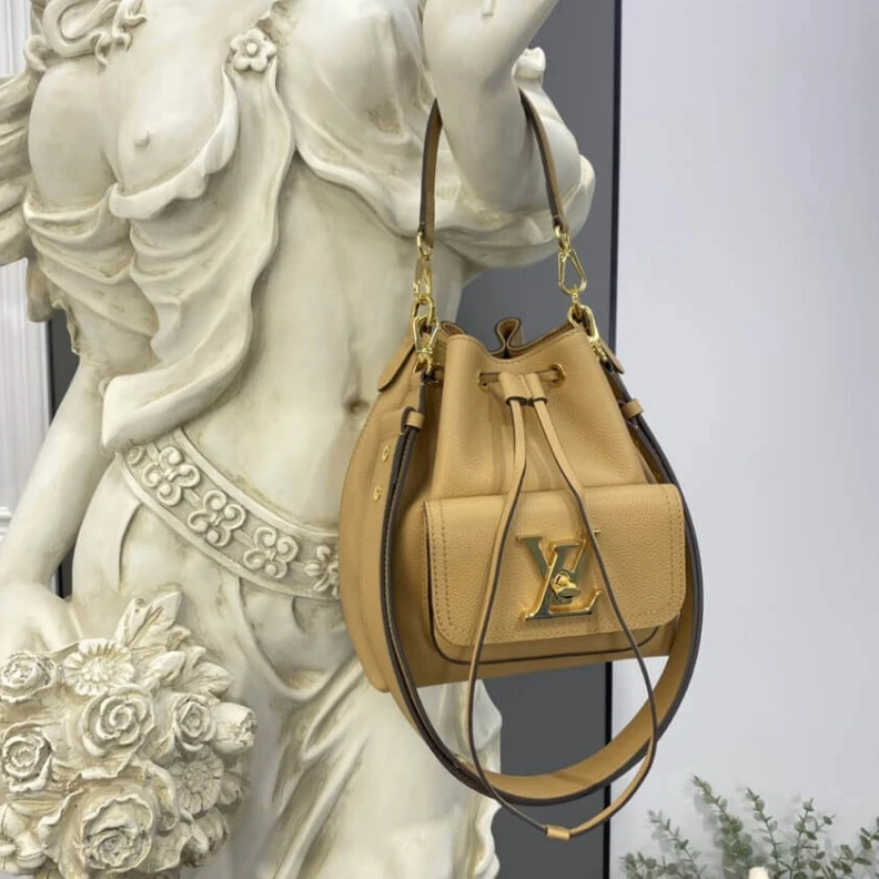 Mythick.ru Front poc Louis Vuitton Lockme Bucket Arizona
