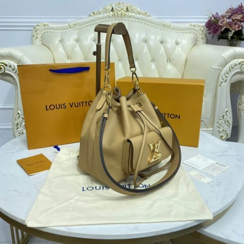 Mythick.ru Front poc Louis Vuitton Lockme Bucket Arizona