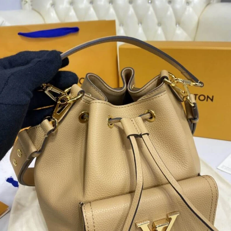 Mythick.ru Front poc Louis Vuitton Lockme Bucket Arizona