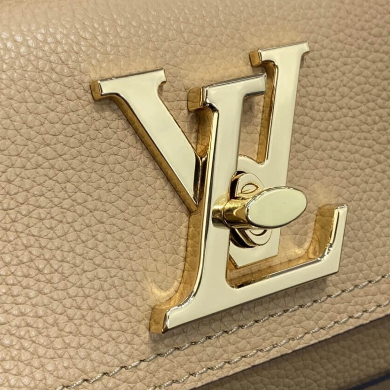 Mythick.ru Front poc Louis Vuitton Lockme Bucket Arizona