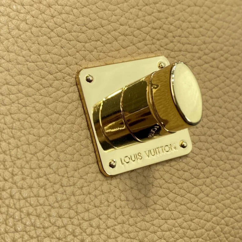 Mythick.ru Front poc Louis Vuitton Lockme Bucket Arizona