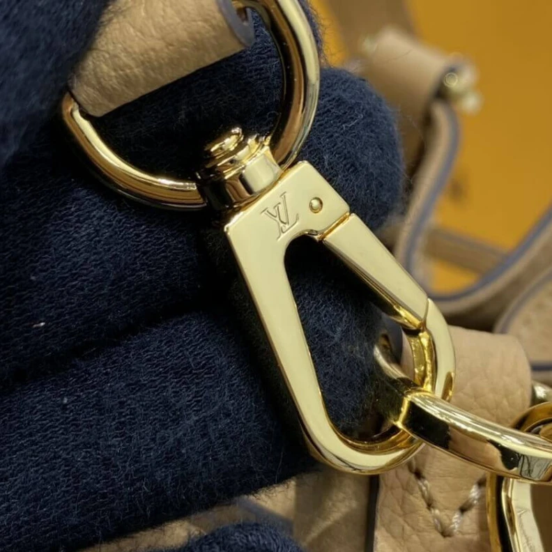 Mythick.ru Front poc Louis Vuitton Lockme Bucket Arizona