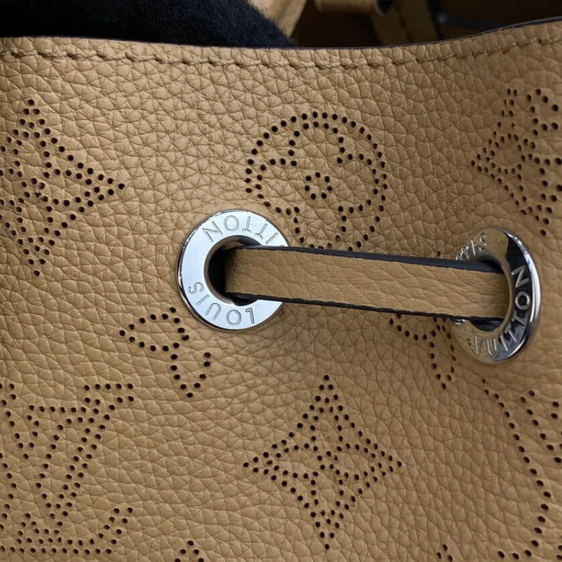 Mythick ru Chain dro Louis Vuitton Mahina Calf Leather Bella Tote Arizona Brown