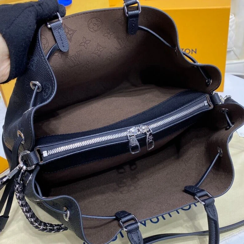 Mythick Strap dro Louis Vuitton Mahina Calf Leather Bella Tote Black