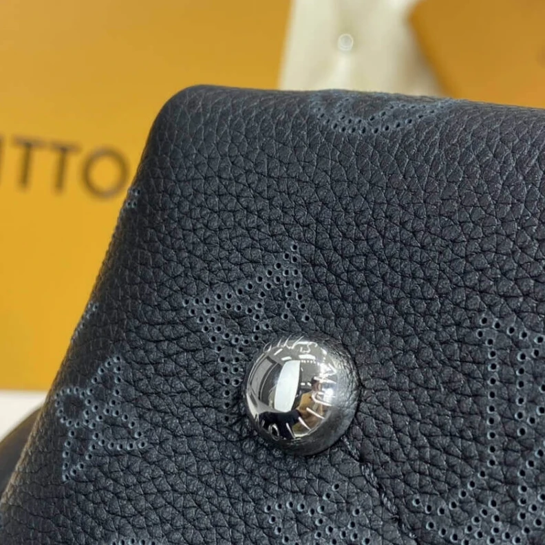 Mythick.ru Calfleath Louis Vuitton Mahina Leather Bella Black