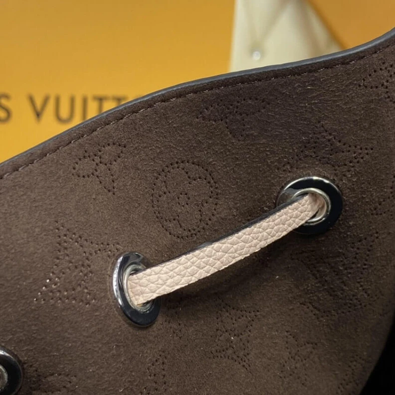 Mythick Leather d Louis Vuitton Mahina Leather Bella Magnolia