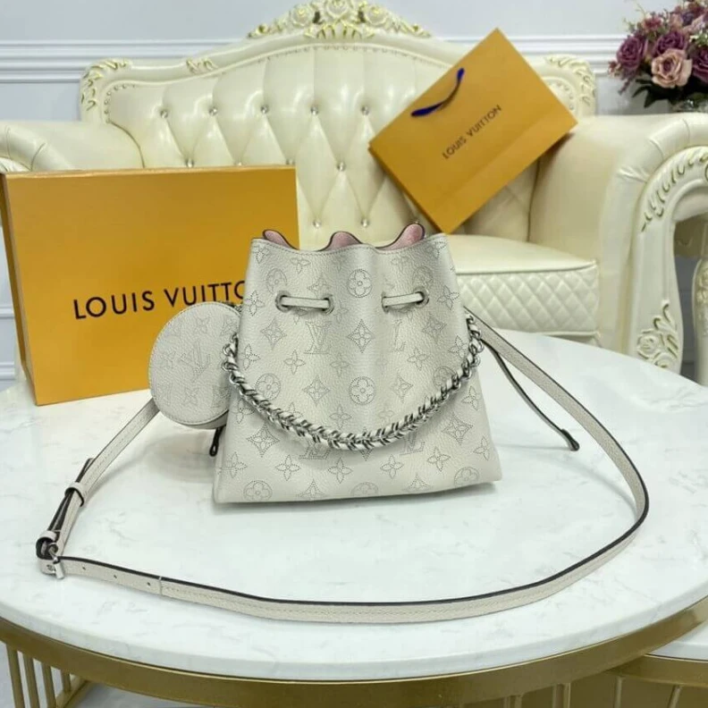 Mythick ru Louis Vuit Louis Vuitton Mahina Leather Bella White