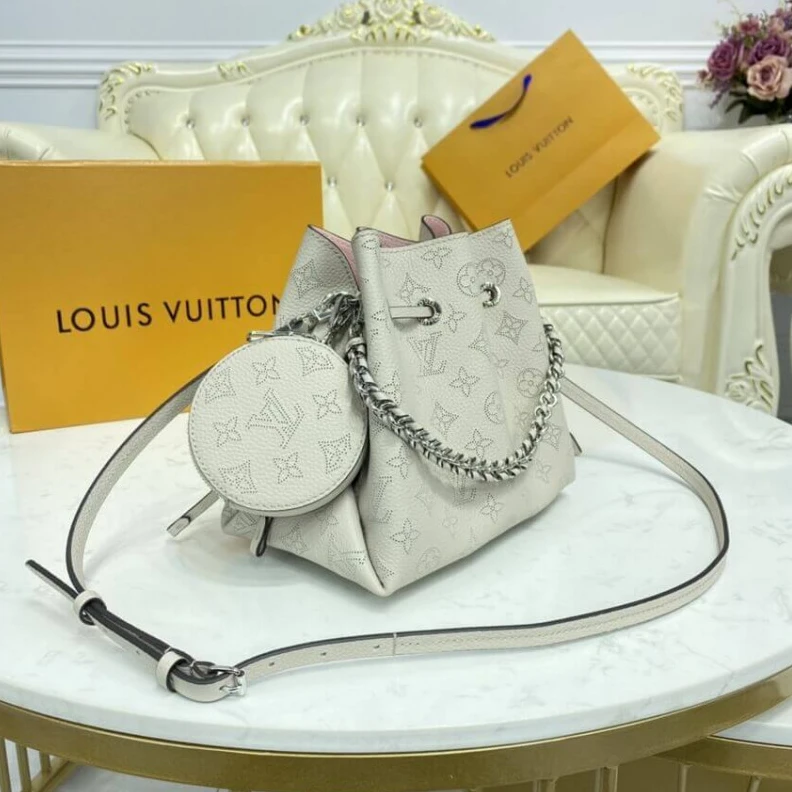 Mythick ru Louis Vuit Louis Vuitton Mahina Leather Bella White