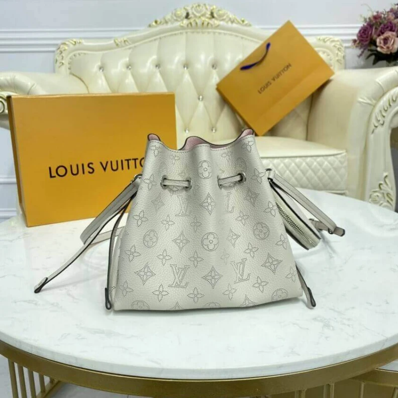 Mythick ru Louis Vuit Louis Vuitton Mahina Leather Bella White