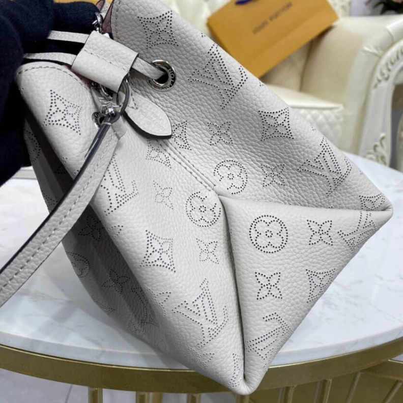 Mythick ru Louis Vuit Louis Vuitton Mahina Leather Bella White