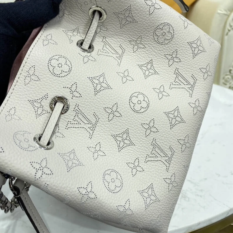 Mythick ru Louis Vuit Louis Vuitton Mahina Leather Bella White