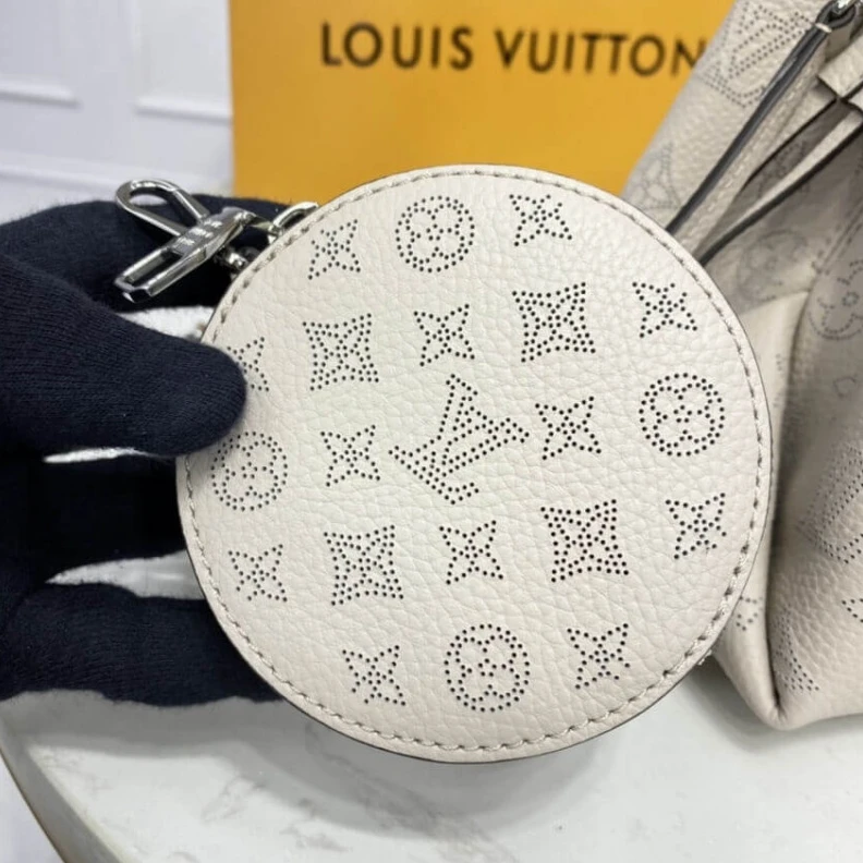 Mythick ru Louis Vuit Louis Vuitton Mahina Leather Bella White