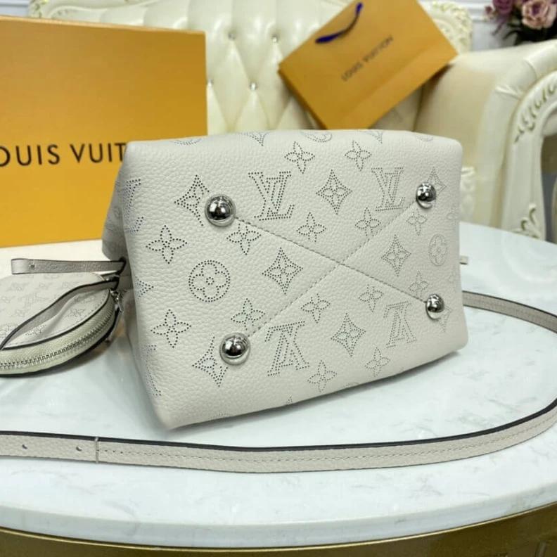 Mythick ru Louis Vuit Louis Vuitton Mahina Leather Bella White