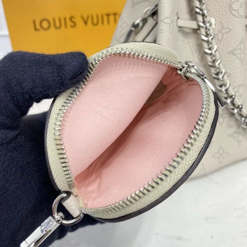 Mythick ru Louis Vuit Louis Vuitton Mahina Leather Bella White
