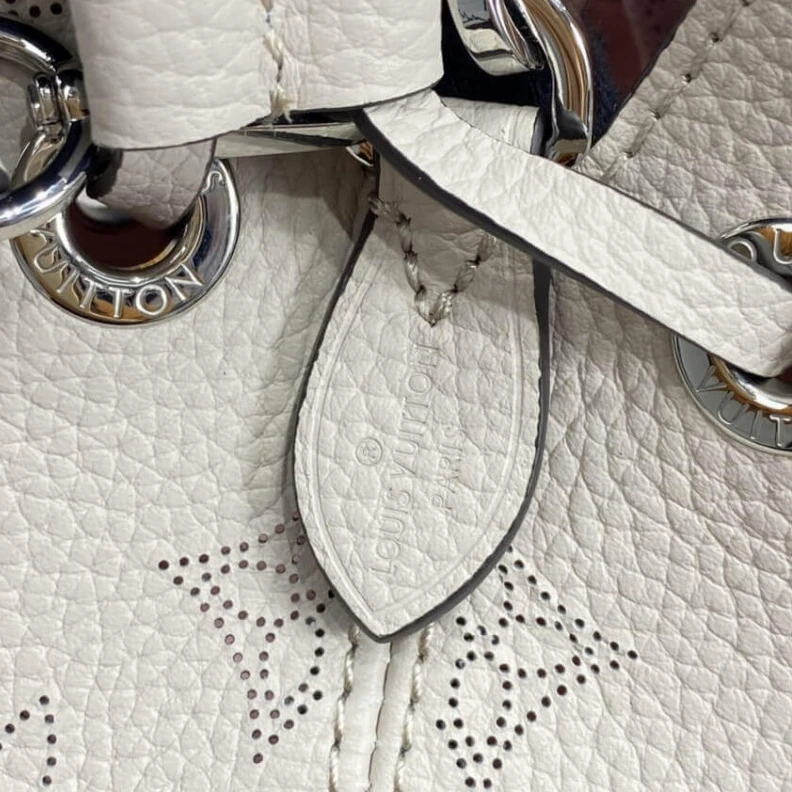 Mythick ru Louis Vuit Louis Vuitton Mahina Leather Bella White