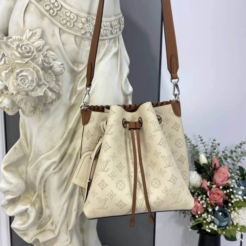 Replica bags lv Keybell Louis Vuitton Mahina Leather Muria