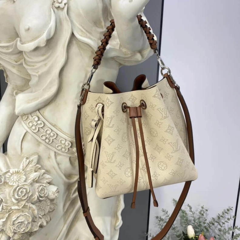 Replica bags lv Keybell Louis Vuitton Mahina Leather Muria