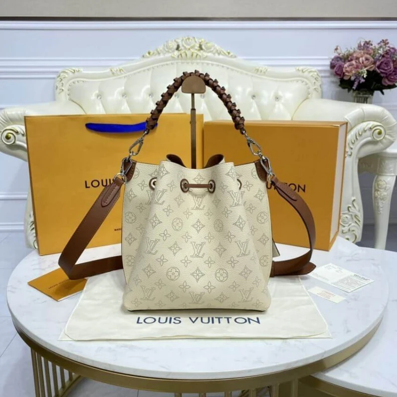 Replica bags lv Keybell Louis Vuitton Mahina Leather Muria
