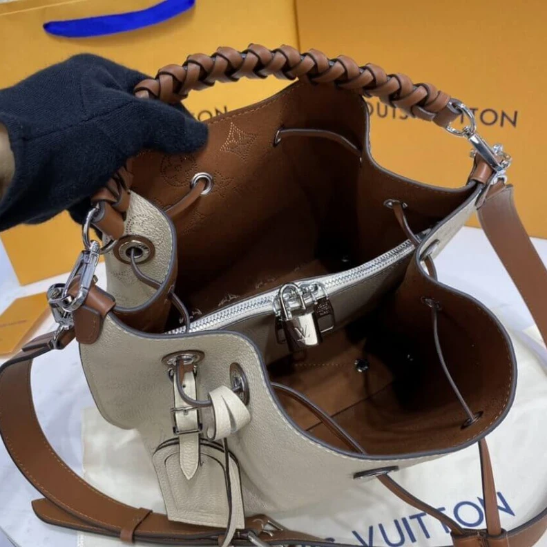 Replica bags lv Keybell Louis Vuitton Mahina Leather Muria