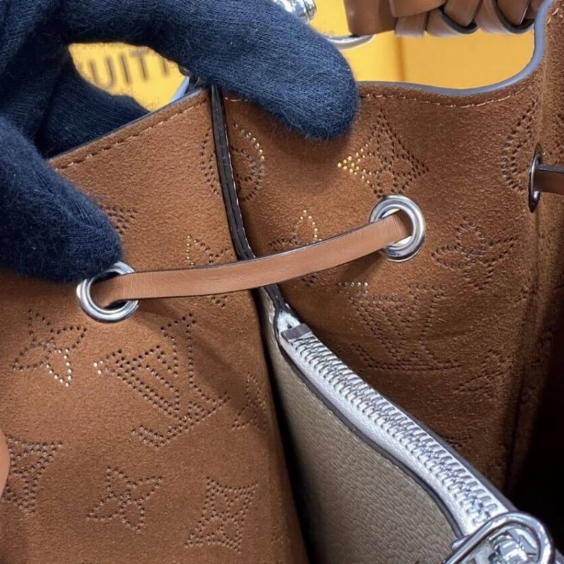 Replica bags lv Keybell Louis Vuitton Mahina Leather Muria