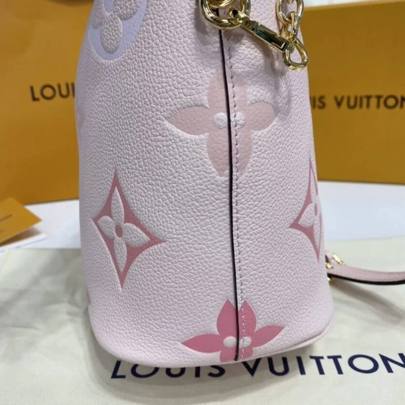 Mythick ru Strap Dro Louis Vuitton Marshmallow Hobo Bag Rosebud