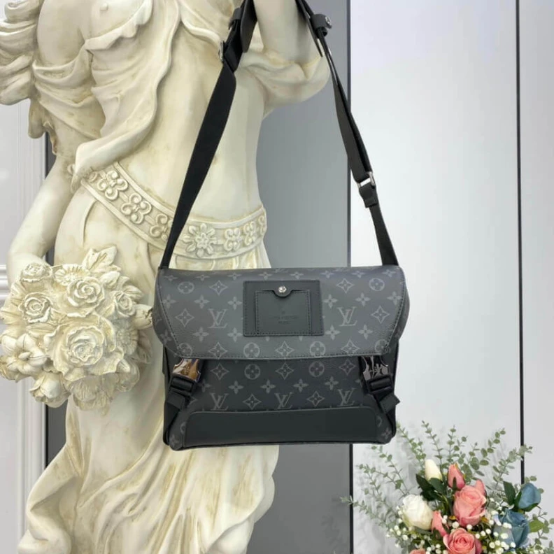 Replica bags lv Buckle fa Louis Vuitton Messenger PM Voyager