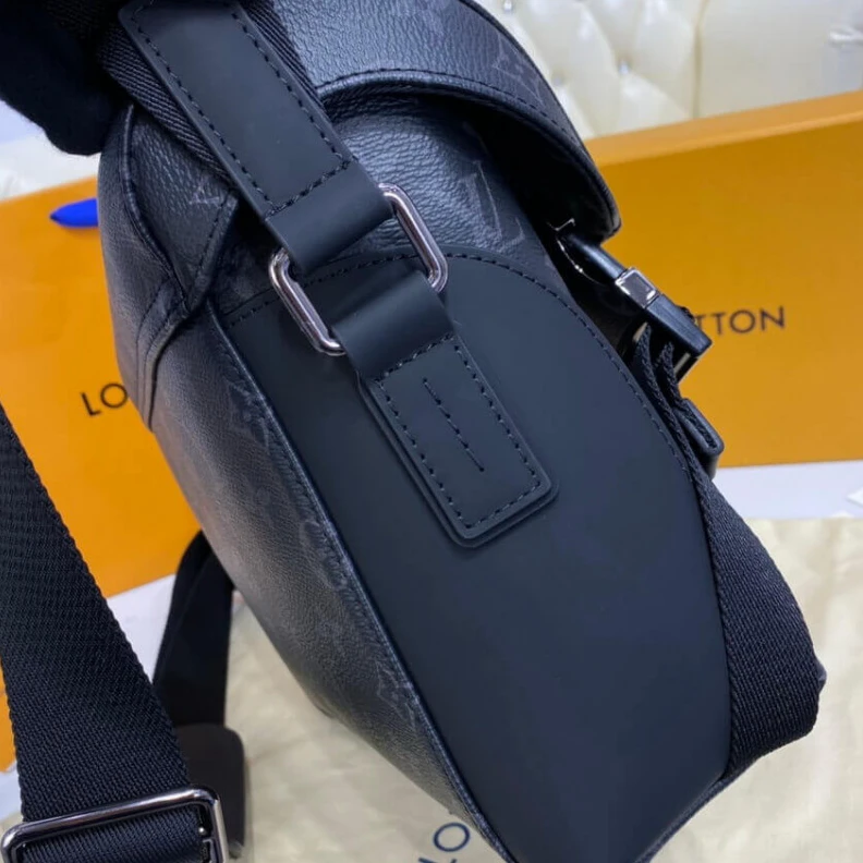 Replica bags lv Buckle fa Louis Vuitton Messenger PM Voyager