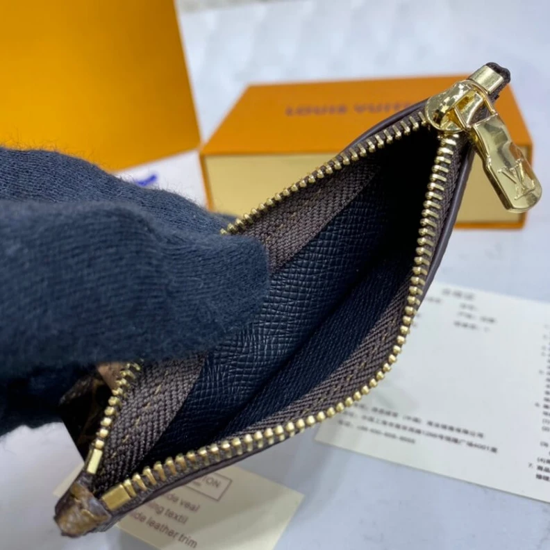 Mythick ru Flat comp Louis Vuitton Mickey Mouse Coin & Card Holder