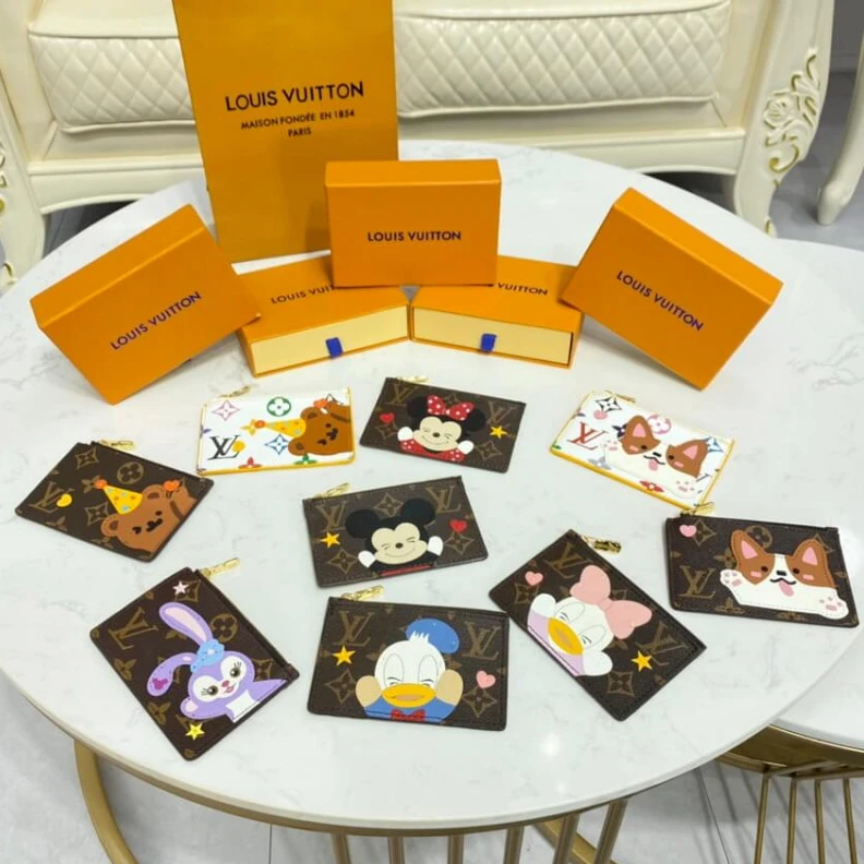 Mythick ru Flat comp Louis Vuitton Mickey Mouse Coin & Card Holder