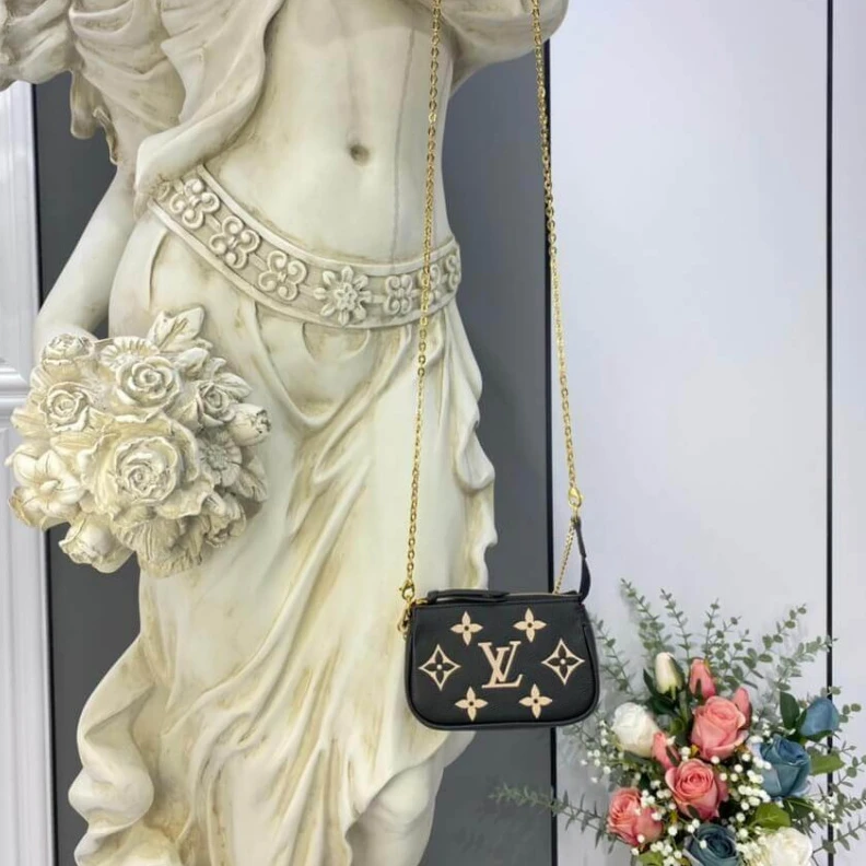 Mythick ru Black Cre Louis Vuitton Mini Pochette Accessoires Black