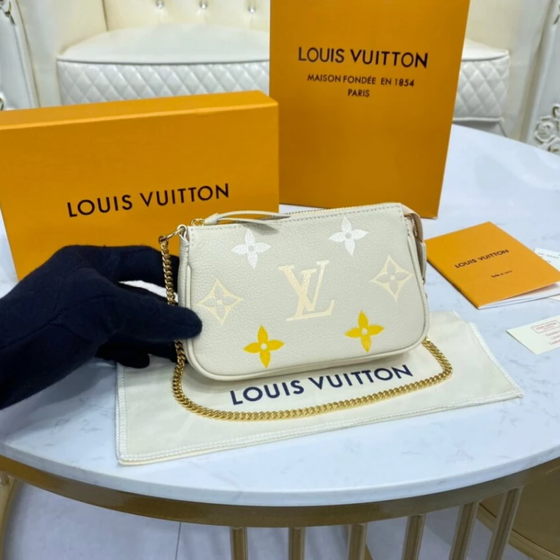 Louis vuitton locations 15.5 x 10 Louis Vuitton Mini Pochette Accessoires Cream