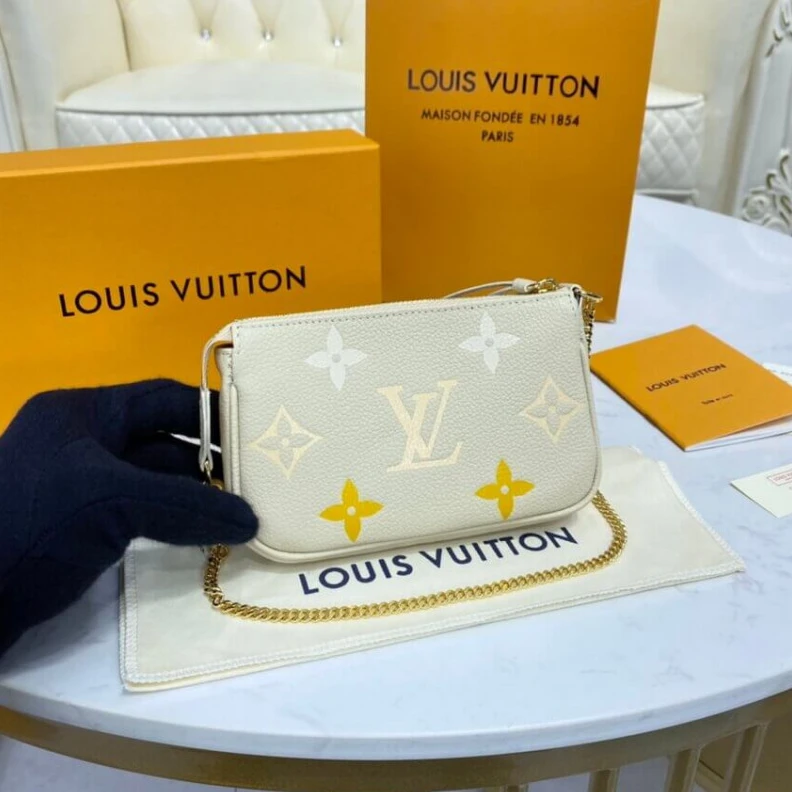 Louis vuitton locations 15.5 x 10 Louis Vuitton Mini Pochette Accessoires Cream