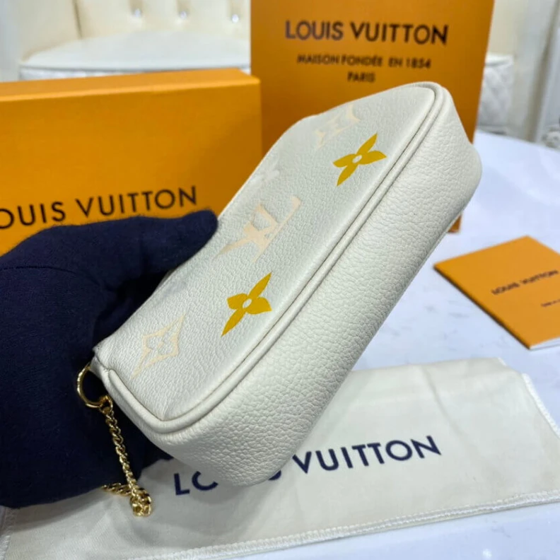 Louis vuitton locations 15.5 x 10 Louis Vuitton Mini Pochette Accessoires Cream