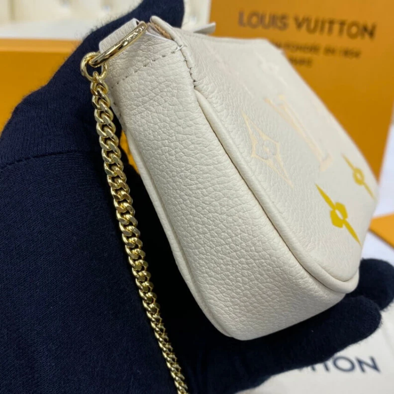 Louis vuitton locations 15.5 x 10 Louis Vuitton Mini Pochette Accessoires Cream