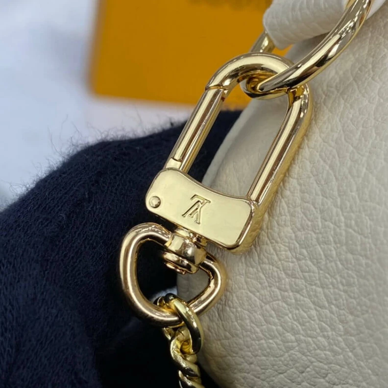 Louis vuitton locations 15.5 x 10 Louis Vuitton Mini Pochette Accessoires Cream