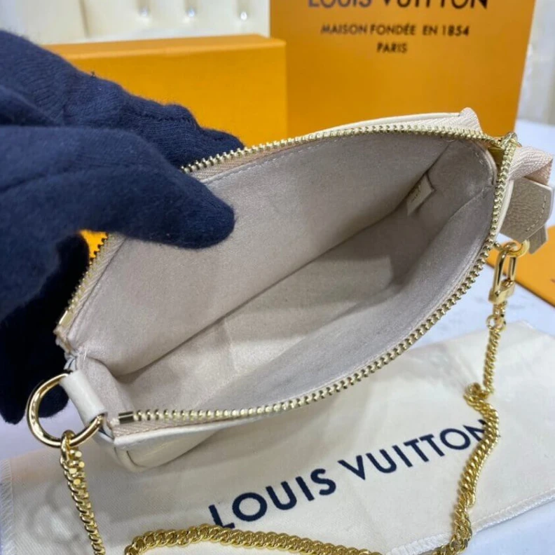 Louis vuitton locations 15.5 x 10 Louis Vuitton Mini Pochette Accessoires Cream
