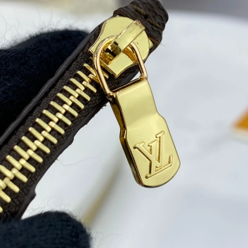 Louis vuitton locations 4 creditc Louis Vuitton Minnie Mouse Coin & Card Holder