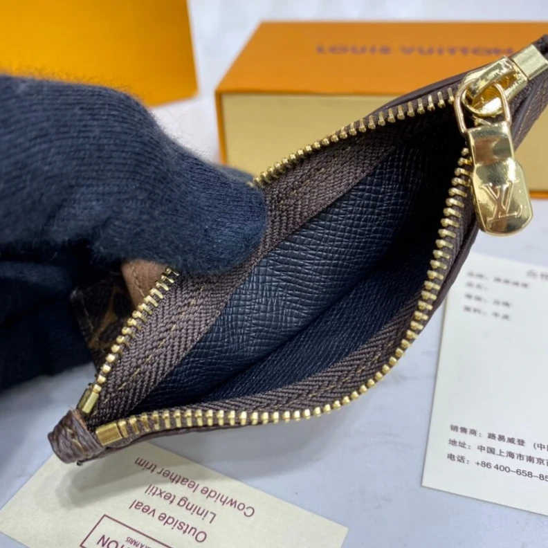 Louis vuitton locations 4 creditc Louis Vuitton Minnie Mouse Coin & Card Holder