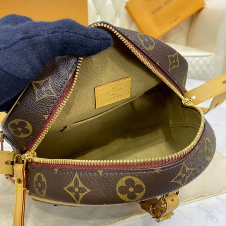 Mythick ru Outside f LV Monogram Boite Chapeau Souple MM