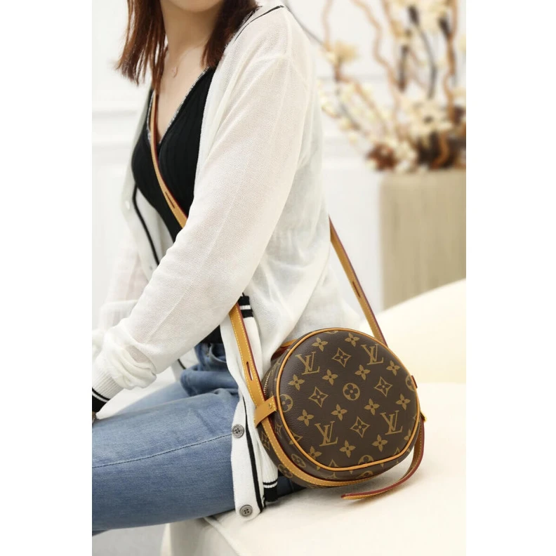 Mythick ru Strap dro LV Monogram Canvas Boite Chapeau Souple PM