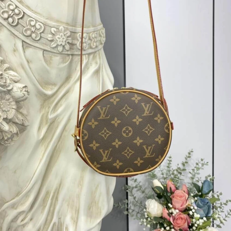 Mythick ru Strap dro LV Monogram Canvas Boite Chapeau Souple PM