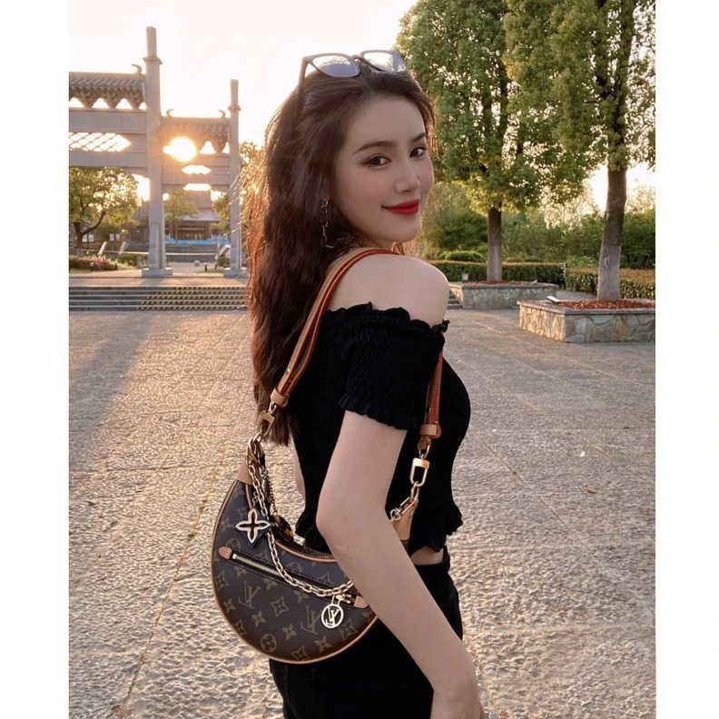 Mythick.ru Strap dro Louis Vuitton Monogram Canvas Loop Bag