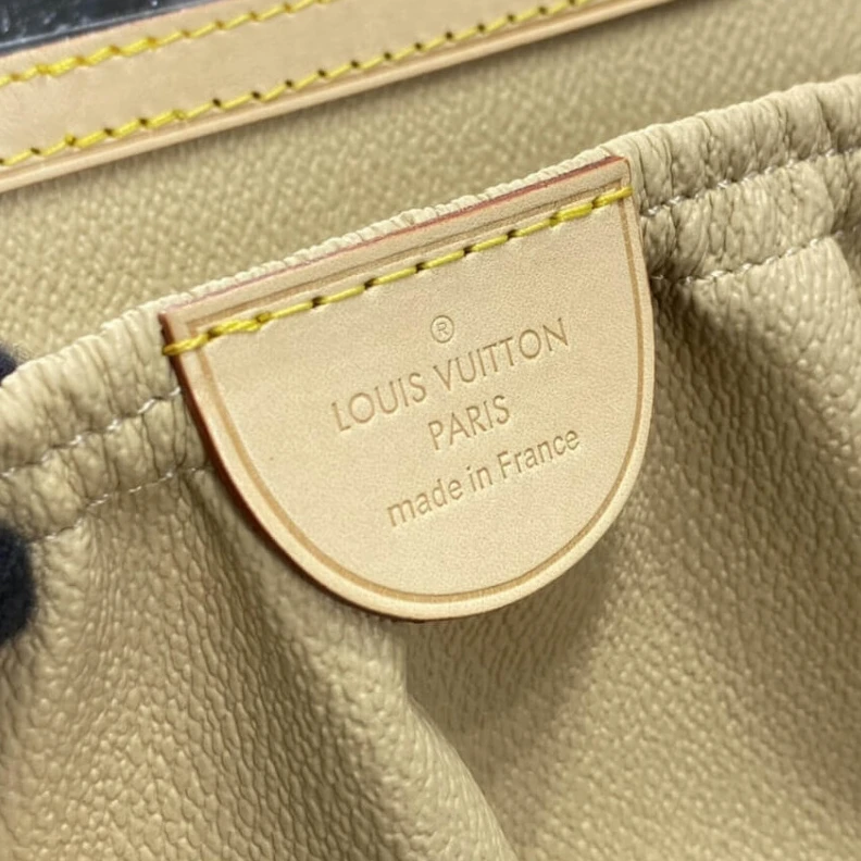 Top lv Mirror an LV Monogram Canvas Nice Toiletry Pouch
