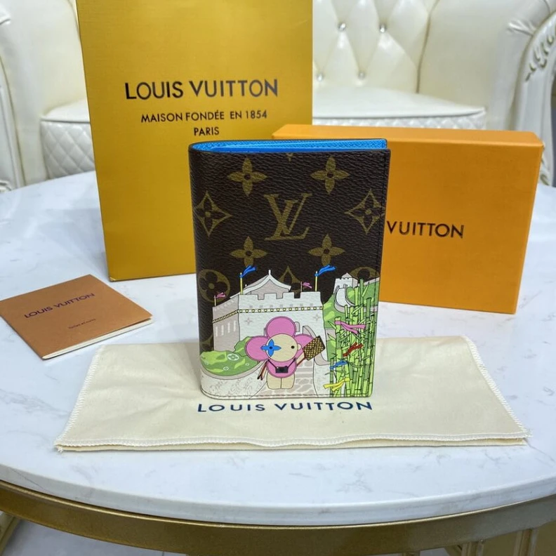 1 flat po Louis Vuitton Monogram Canvas Passport Cover