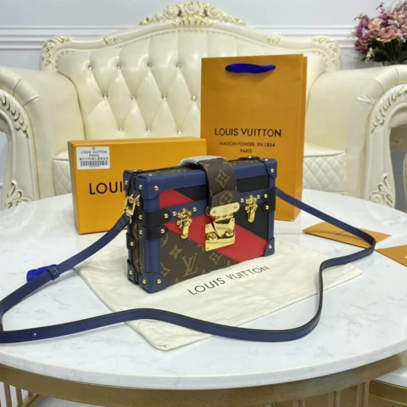 Mythick ru Calfleath LV Monogram Canvas Petite Malle